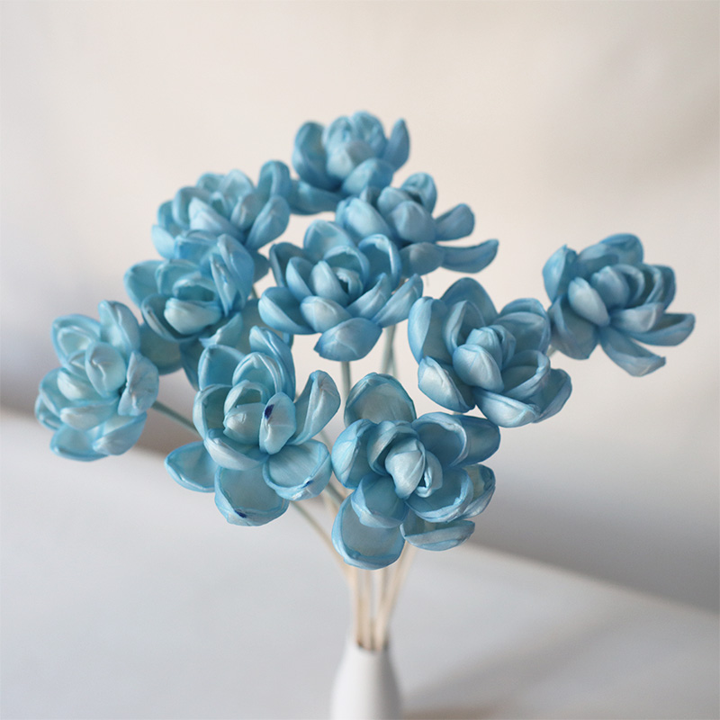Todo el ramo de nenúfares de color azul claro es de unos 40 cm de largo.