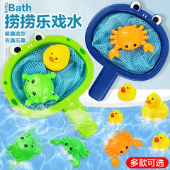 国境を越えて入浴するおもちゃの赤ちゃんの子供は水遊びをします。