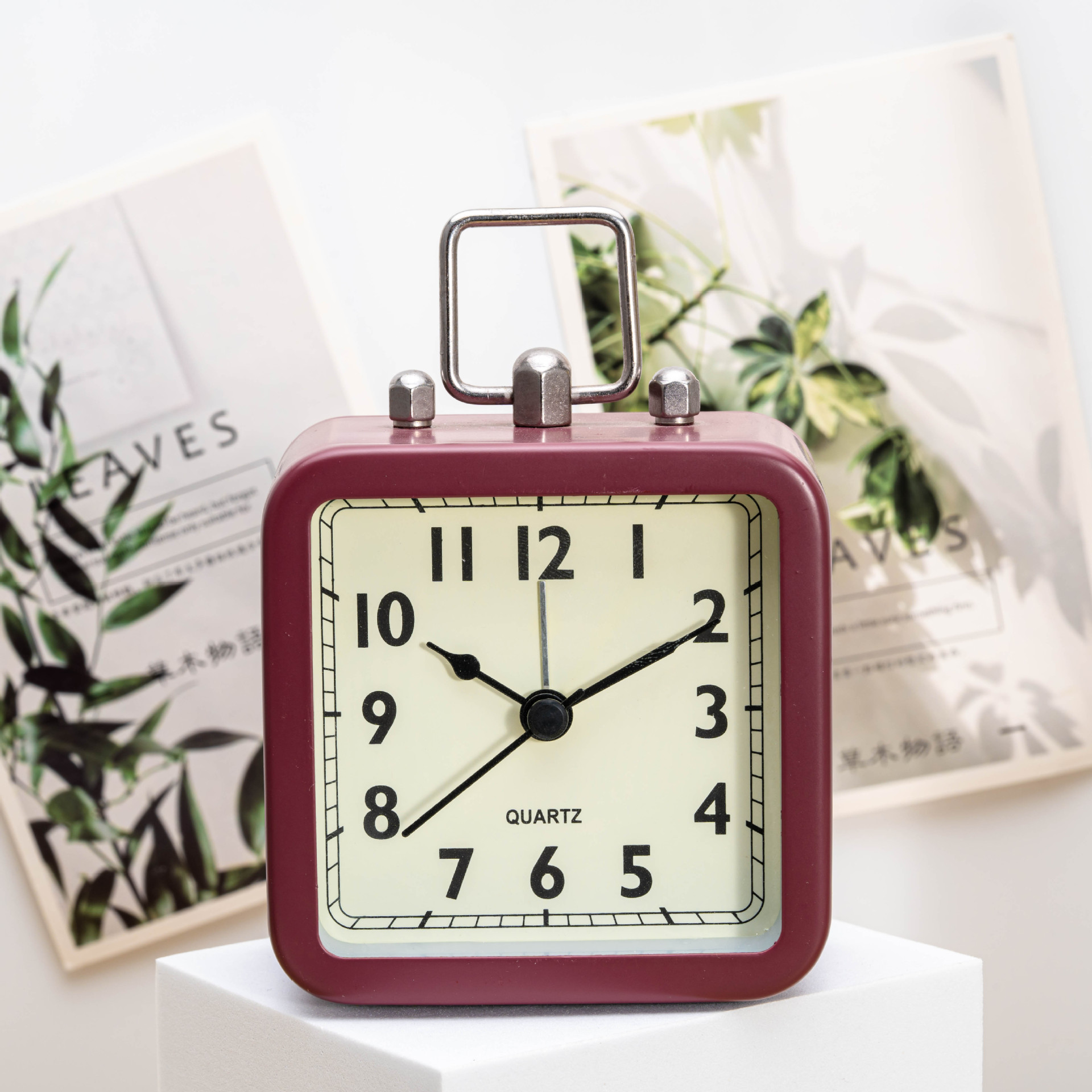 Directo de fábrica de moda simple cuadrado de plástico retro pequeño reloj de alarma dormitorio de noche mudo despertador electrónico