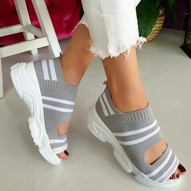 Women's Large Size Sports Sandals for Export, 2026 Summer Platform Fly-Knit Hollow Casual Thick-Soled Flat Fashion Beach Shoes