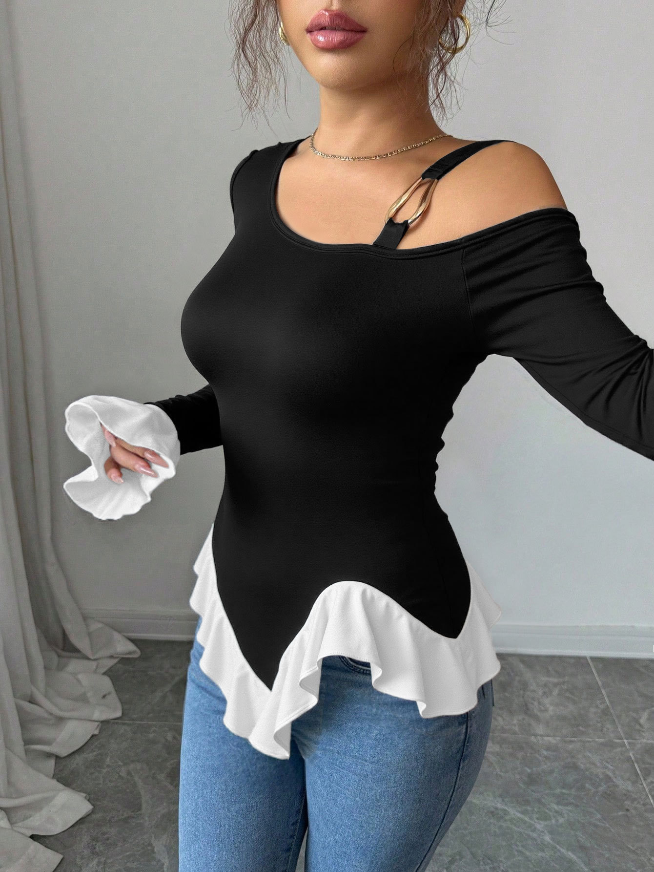 Collar negro de un solo hombro decoración de bucle de metal corto trasero largo borde de lótus blanco perilla de color contraste primavera-verano chaqueta mujer