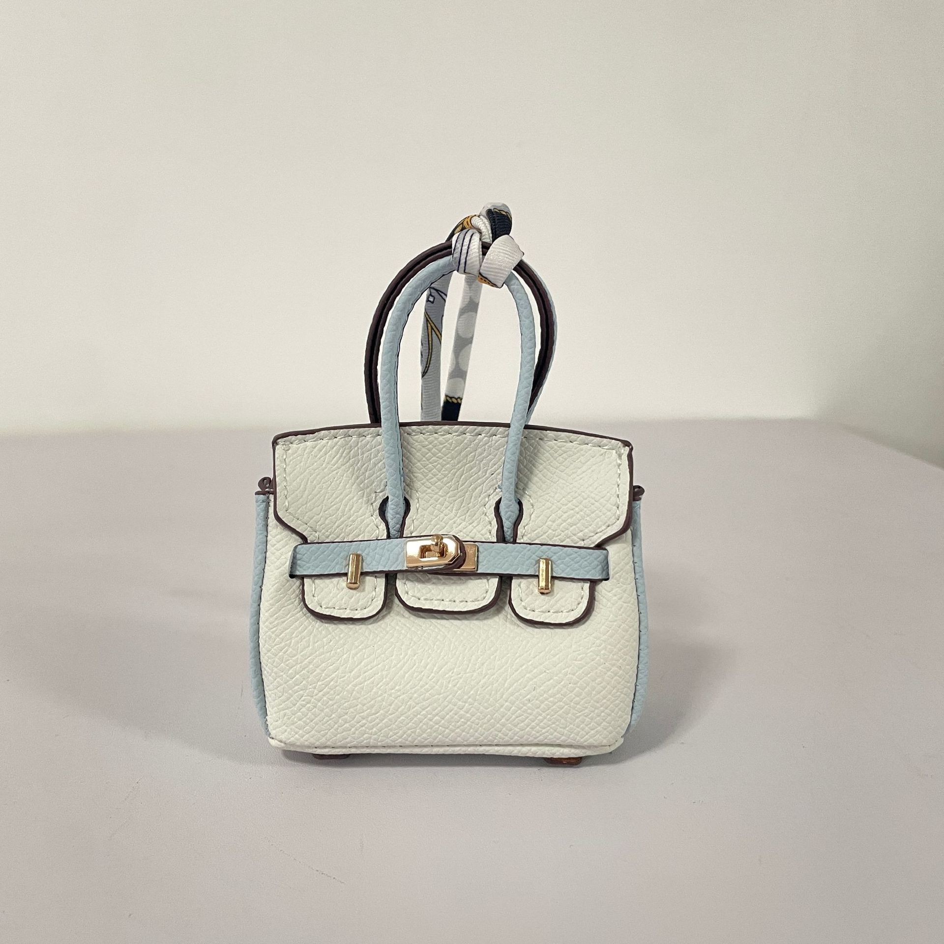 Mini colgante de bolsa de platino de color de contraste, colgante de bolsa de auriculares sobre rojo de alta gama, colgante de llavero de coche, colgante al por mayor