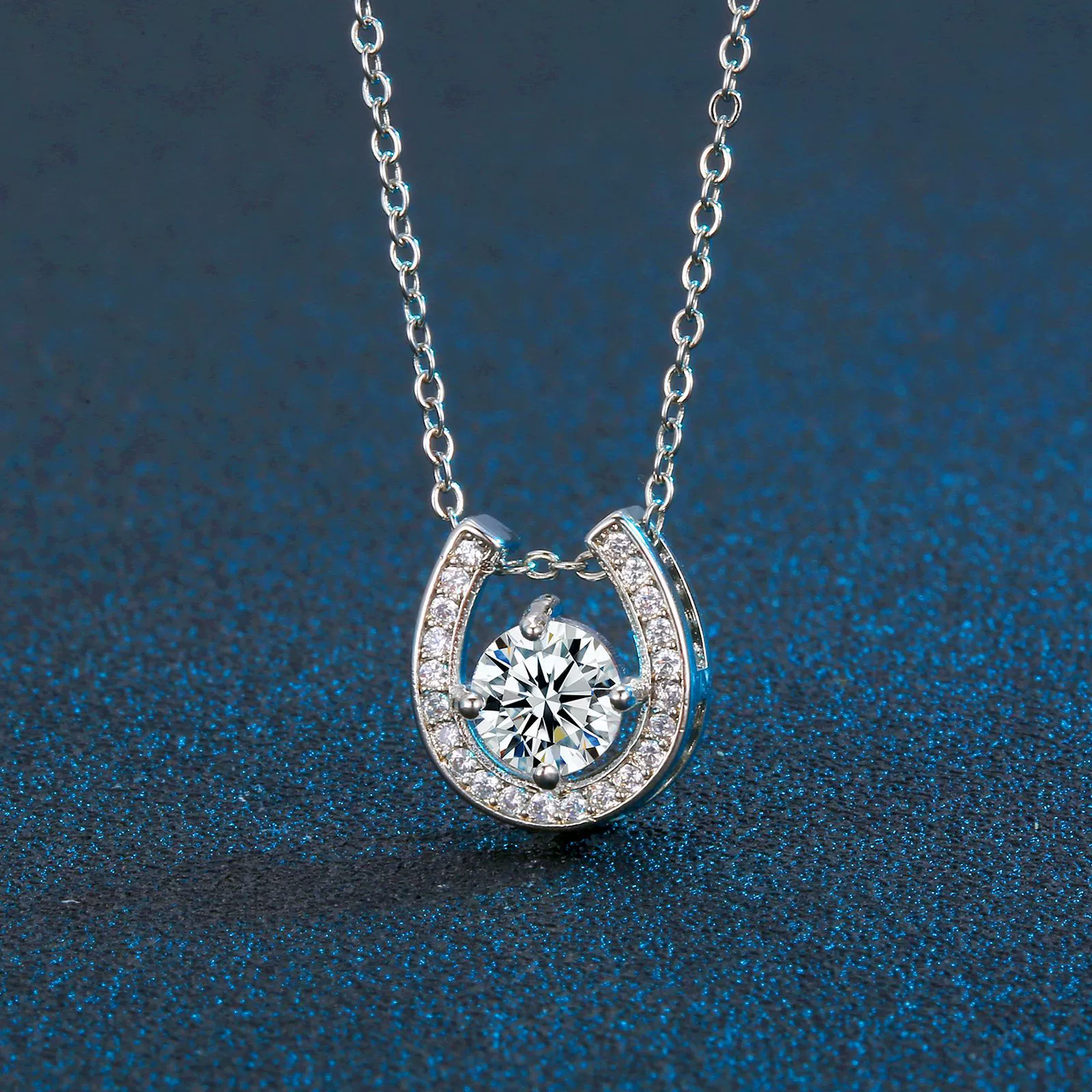 Популярное модное ожерелье в форме подковы с муассанитом, простой и изысканный европейско-американский стиль, нишевый дизайн с одним каратом, трансграничная ювелирная продукция.