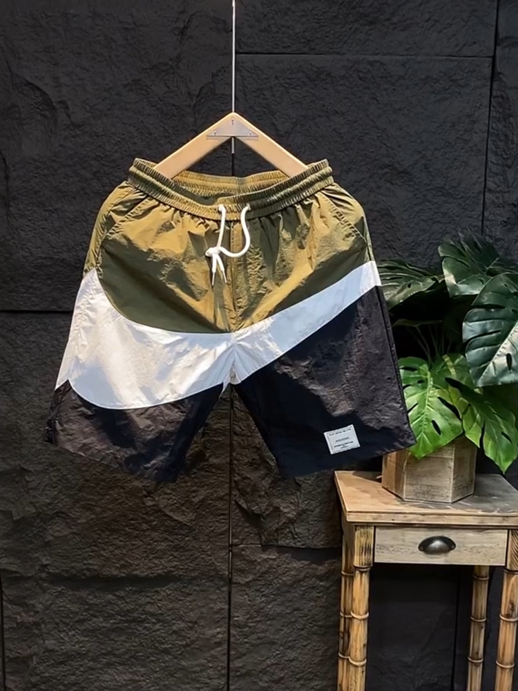 Pantaloncini estivi con etichetta di moda abbinati a colori casual larghi e versatili per pantaloncini da spiaggia sportivi ad asciugatura rapida da uomo_voghion.com