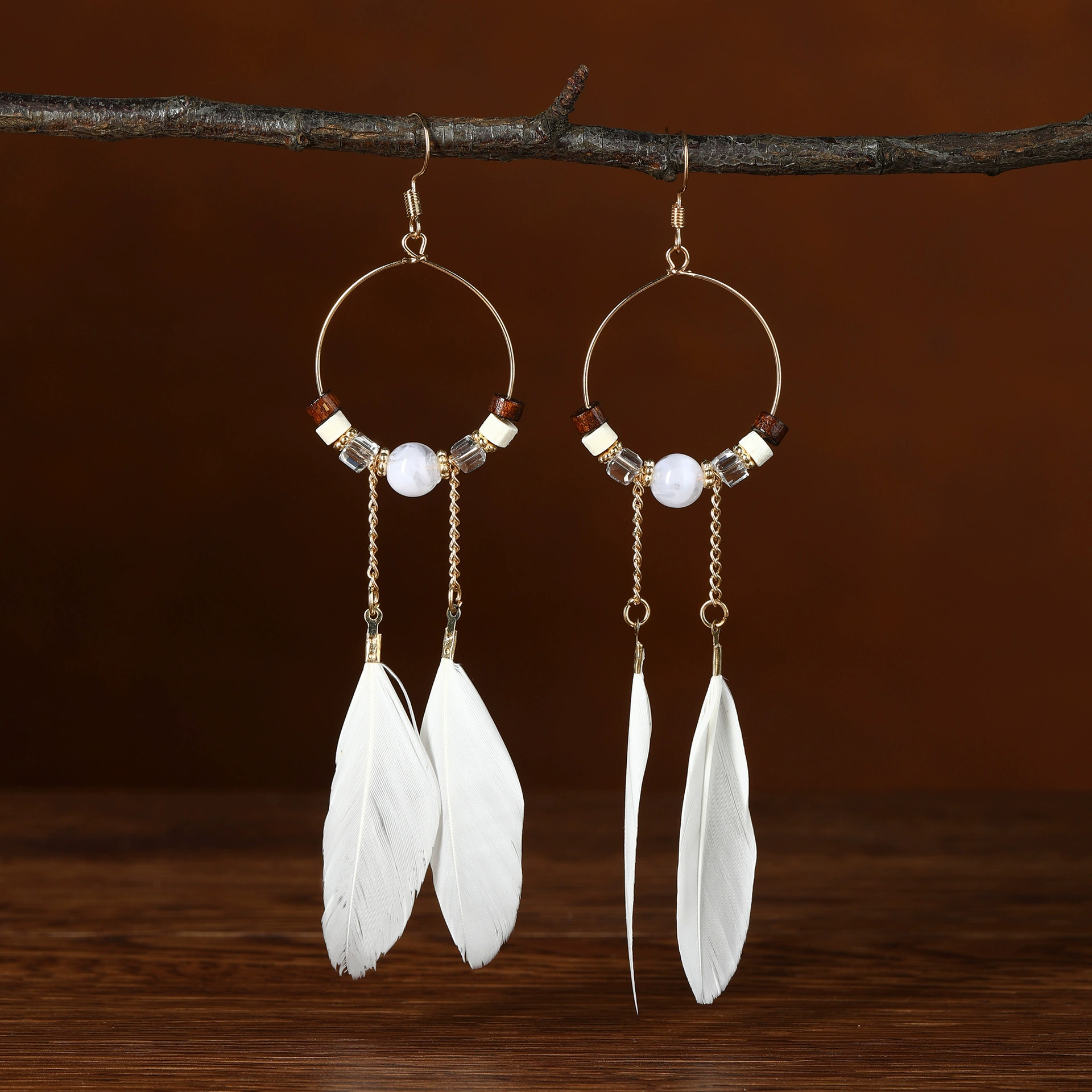Этнические ретро серьги, многоцветные перья и ракушечные акценты, boho сезонный тренд