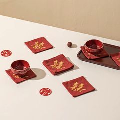 赤いコースターの喜字コースターの結婚祝いのお茶のカップは結婚祝いの部屋を飾って結婚祝いの写真を撮ります。
