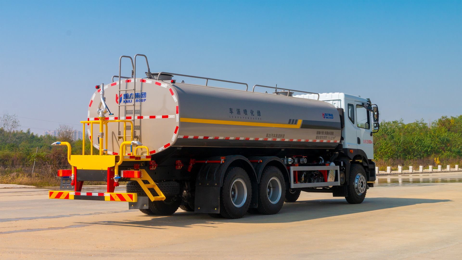 Dongfeng Huashen Hou Shuangqiao 22 Square Sprinkler Truck, Used for Factory Watering on the Construction Site, Landscaping Sprinkler Truck