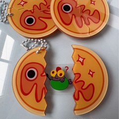 赤い本の同じタイプのサケは穴を開けて漫画の部品のアクリルの装飾品の掛け物の新型のアイデアの小さいプレゼントを引き出します。