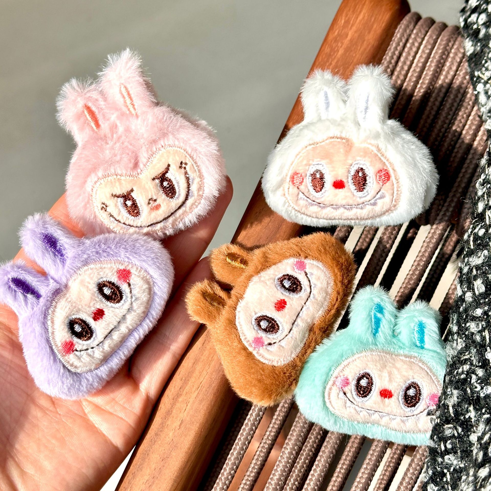 Capibala broche de peluche en línea lindo bolso ropa decoración pin DIY muñeca del delfín colgante muñeca