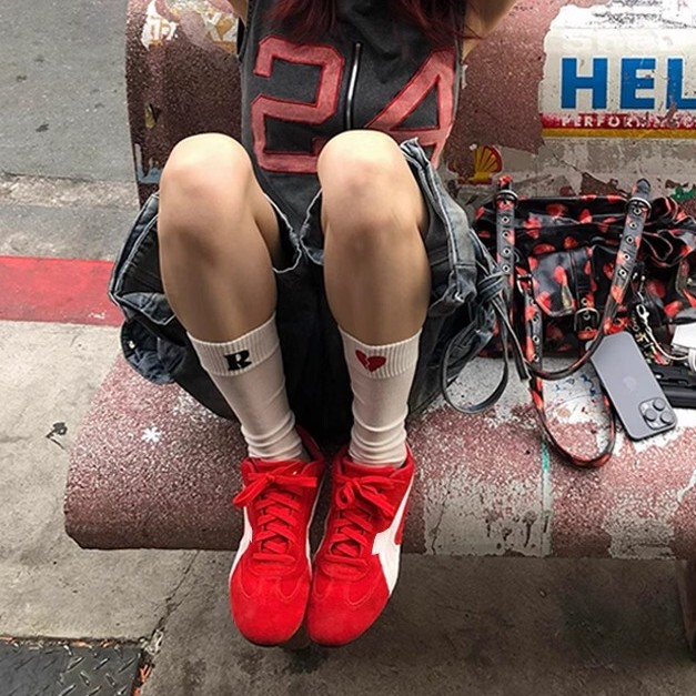 Lusi の同じスタイルの女性用インナー高さの道徳トレーニングシューズ、新しい夏のレトロな赤いレーシングシューズ、多用途のフラットソールカジュアルフォレスト・ガンプ|undefined