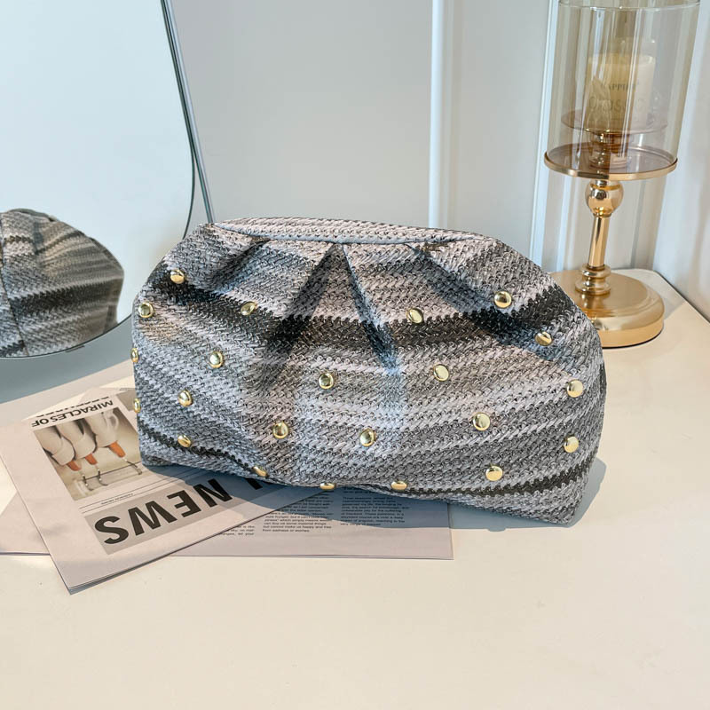 Verano nuevo temperamento versátil simple plegado estilo estilo extranjero alto sentido de nicho sentido de diseño bolso de mano ligero para mujeres