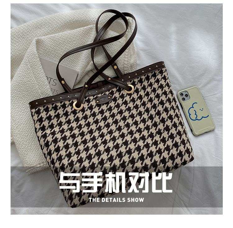 Fashion Large-capacity 2021 New Fashion Niche Shoulder Bag Autumn And Winter Commuter Bag display picture 15
