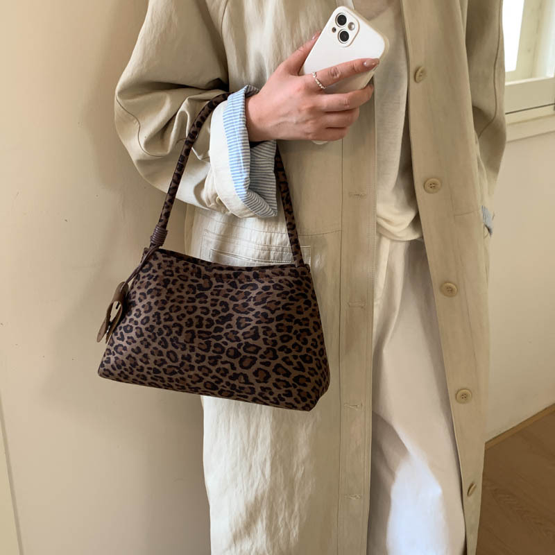 Niche de alta sensación de seda de abrigo bolso inferior para mujeres otoño / invierno 2025 nueva moda de moda universal bolso de mano de viaje