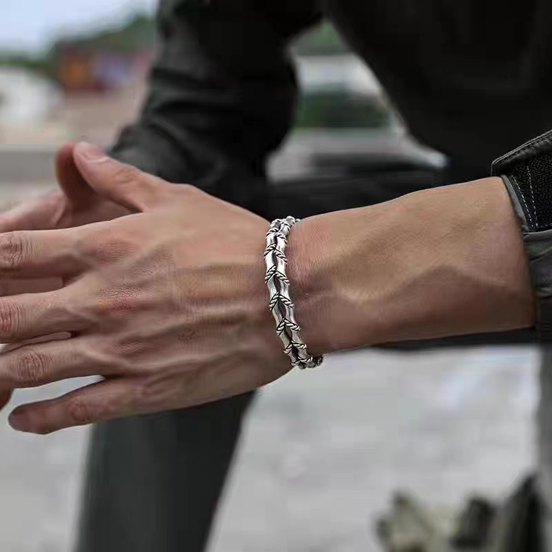 2023 Cruz-frontera de los hombres tejidos giro pulsera personalizada colección nueva europea y americana retro pulsera abierta al por mayor