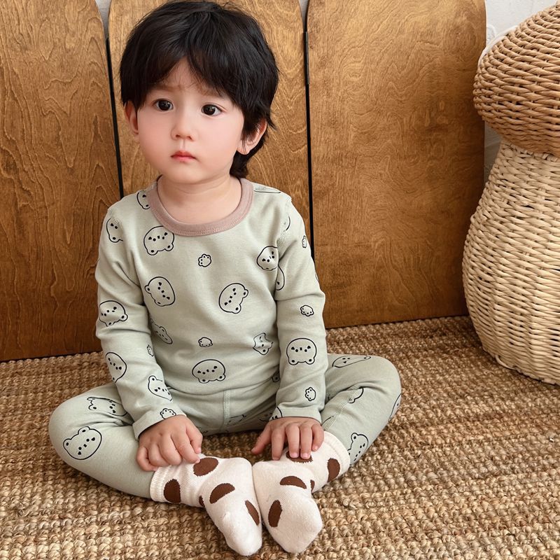 녹색 배경에 둥근 얼굴 곰
