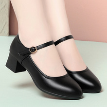 妈妈单鞋软底新款春秋款女鞋一字扣中跟不累脚女士皮鞋工作鞋