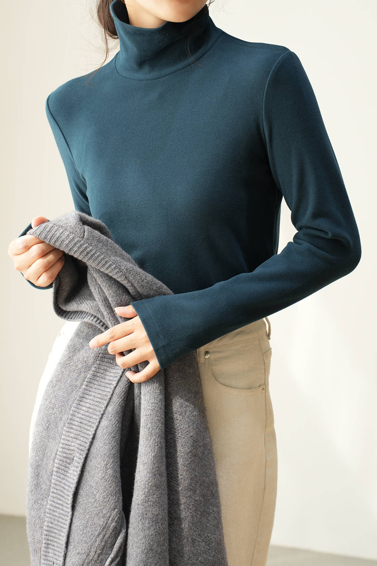 청록색 터틀넥 언더셔츠