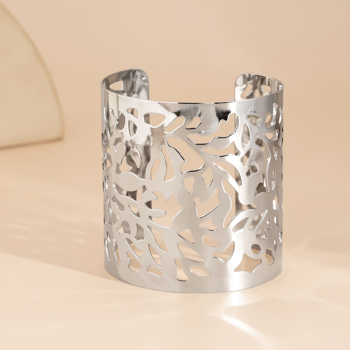 Bracelet en métal personnalisé style hip-hop, large niche minimaliste creuse en forme de fleur pour femmes_voghion.com