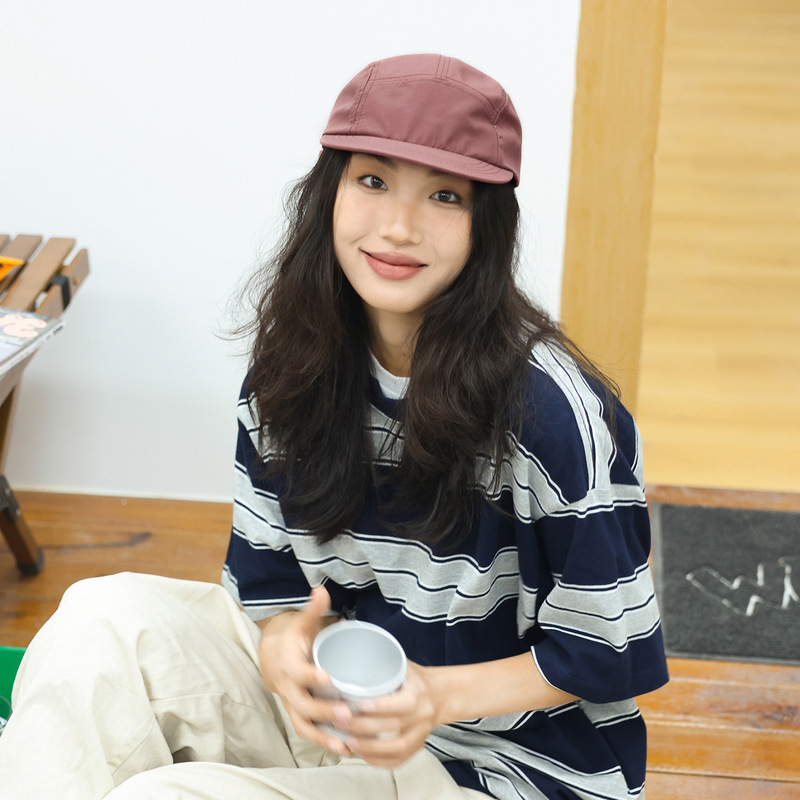 ライトバージョンの女性用つばの短い帽子、オリジナルのトレンディなブランドの無地イン超人気の新しいスケートボード無地の小さな平らなつばの5枚の帽子|undefined