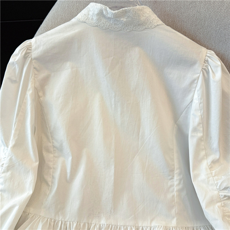 Vêtements pour femmes - Chemisier blanc à manches cloche et col en V à volants - Style romantique français - Haut tendance et jeune_voghion.com