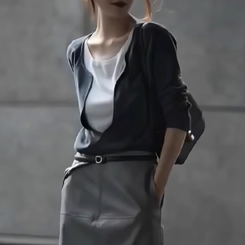 (2개) 고급 가짜 투피스 스웨터 여성의 2024 년 초 가을 새 긴팔 대비 컬러 프렌치 슬림 핏 슬리밍 V 넥 탑