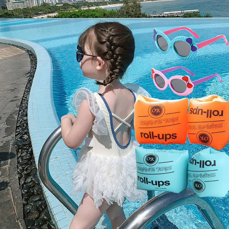 Niña bañador beige con gafas de sol + brazaletes