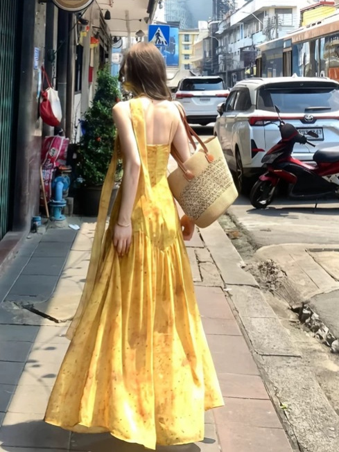云南大理度假风黄色碎花吊带连衣裙女夏南法出片穿搭拍照沙滩长裙