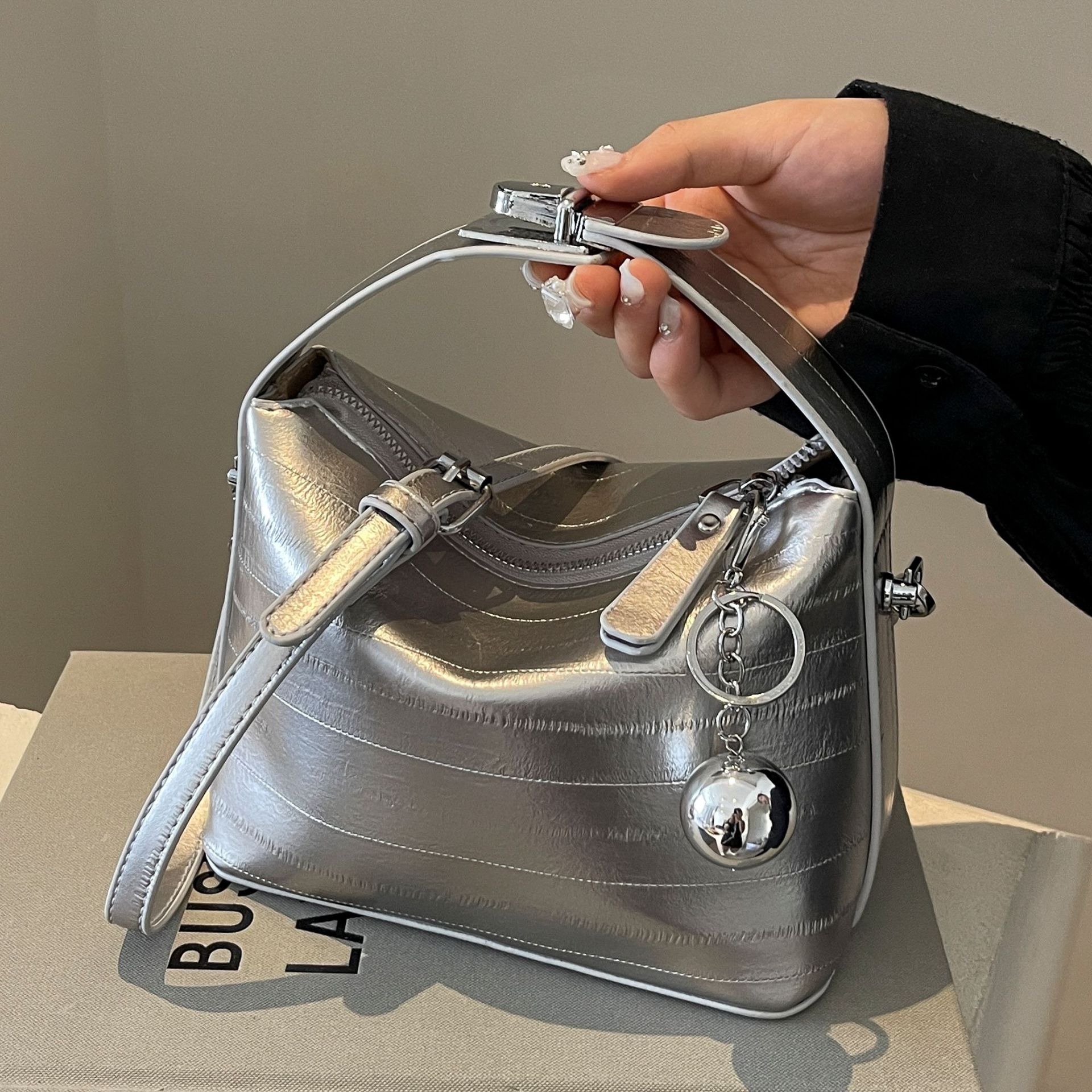 French-style niche underarm bag for women, 2024 new high-end commuting hand-held top-handle bag, trendy single-shoulder crossbody bag