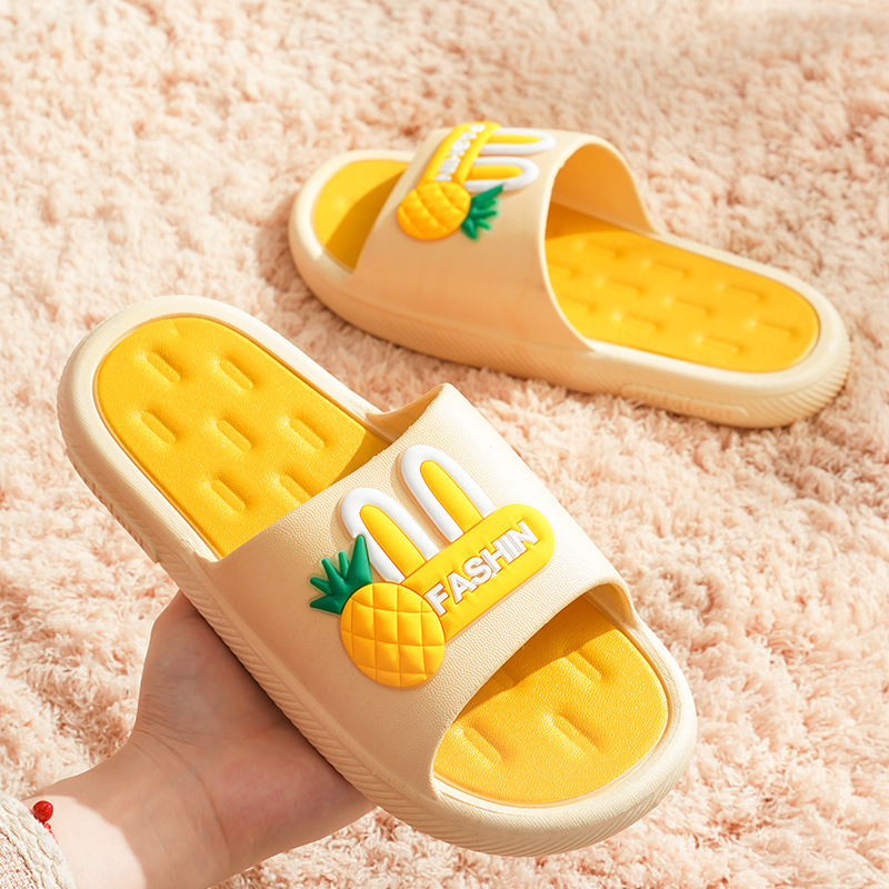 Zapatillas de baño para niñas en verano nuevo antideslizante encantador con una base suave para mujeres con una base gruesa ocio y resistente al desgaste