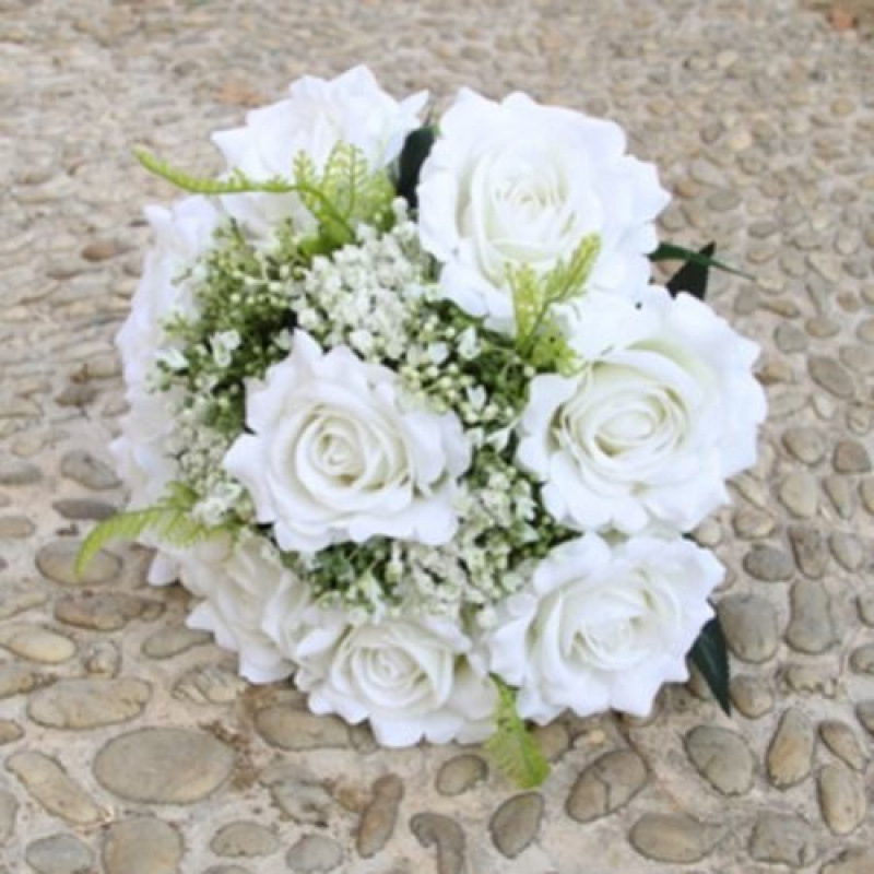 手に花を持つ新婦の韓国式結婚式の領収書のシミュレーションの花束の森系のウェディングドレスの撮影の道具の手に花をささげます。|undefined
