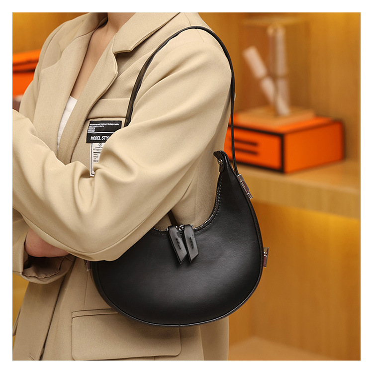 Women's Medium All Seasons Pu Leather Solid Color Fashion Round Zipper Underarm Bag display picture 4