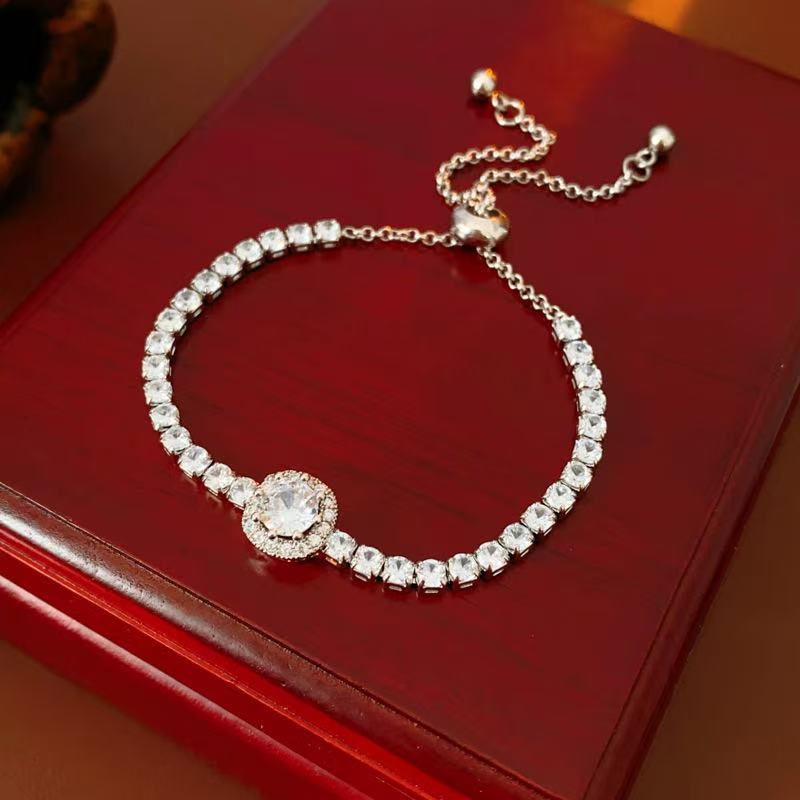 Pulsera de trébol de acero titanium vendedora caliente transfronteriza europea y americana con incrustaciones de concha pulsera colgante pulsera de diseño avanzado sin desvanecimiento al por mayor