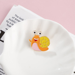 可愛卡通蝸牛日系胸針胸章合金滴油徽章衣服包配飾學生禮品