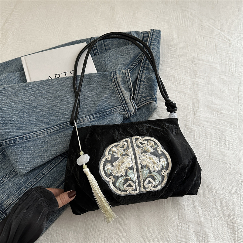 Nueva bolsa china con cuentas para mujeres 2024 nuevo verano exterior versátil viaje al trabajo mochila de hombro