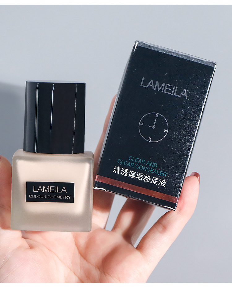 The small square bottle foundation liquid is long-lasting and does not smudge. It naturally controls oil and dries the skin. The cushion base cream is clear, concealing and isolating. BB cream undefined