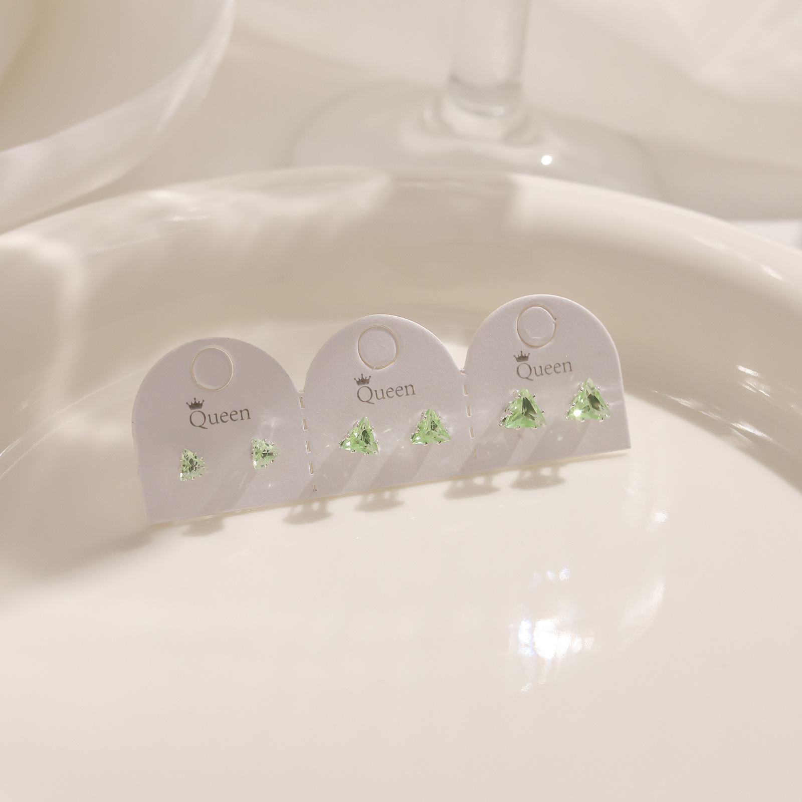 Juego de pendientes de aguja plateados, sencillos y compactos para mujer, pendientes geométricos en forma de corazón, bonitos, dulces y versátiles, venta al por mayor para puestos de mercado