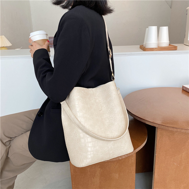 Borsa a secchiello elegante da donna con tracolla larga_voghion.com