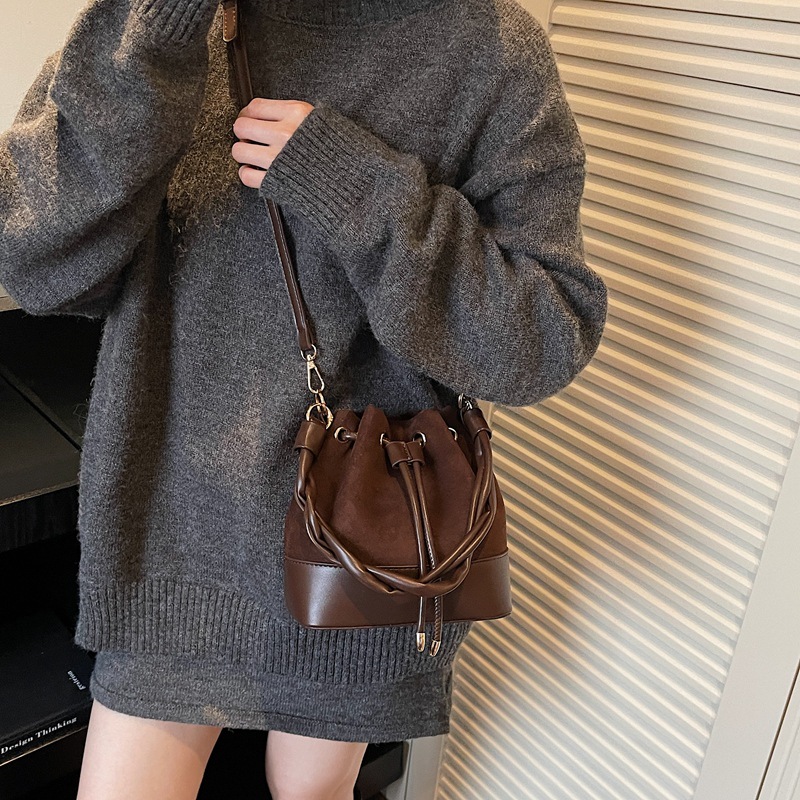 Bolso de leopardo de mujer 2025 nuevo otoño invierno lujo ligero nicho de alta sensación bolso de hombro de terciopelo de gamuz bolso de balde