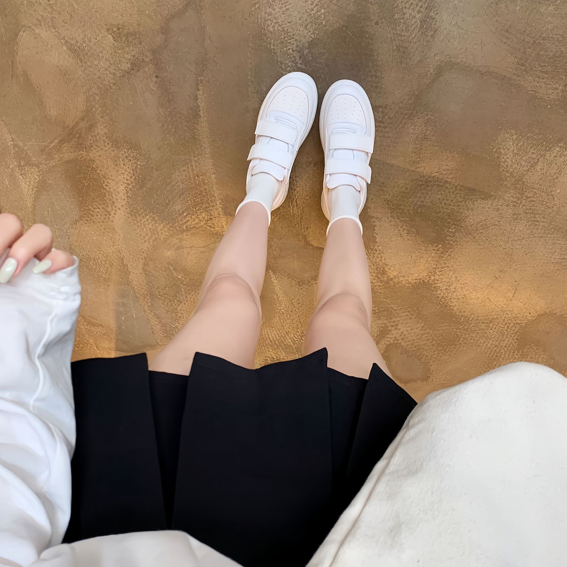 ソフト牛革 ~ 本革の年齢を減らすマジックテープの厚い底の白い靴の女性の秋の新型の百合は高くなります。