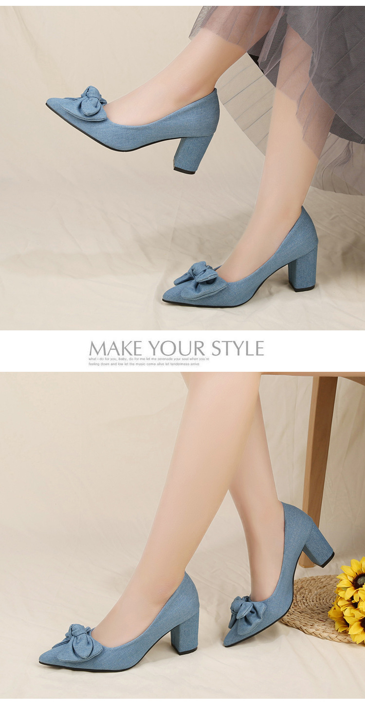 Elegante dames pumps met strik en blokhak van denim stof_voghion.com