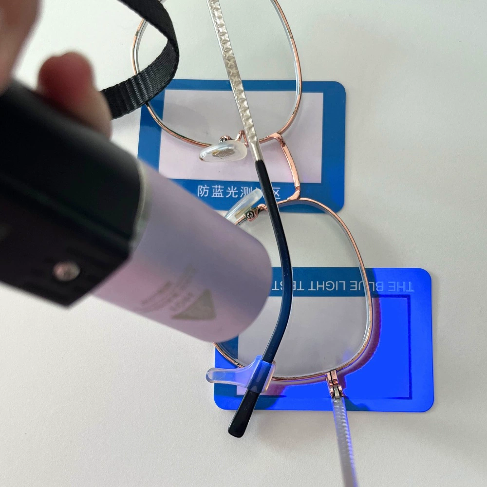 Карта обнаружения анти-синего света для очков Карта тестирования синего света Материал бумаги с покрытием Английская УФ-Тестовая карта