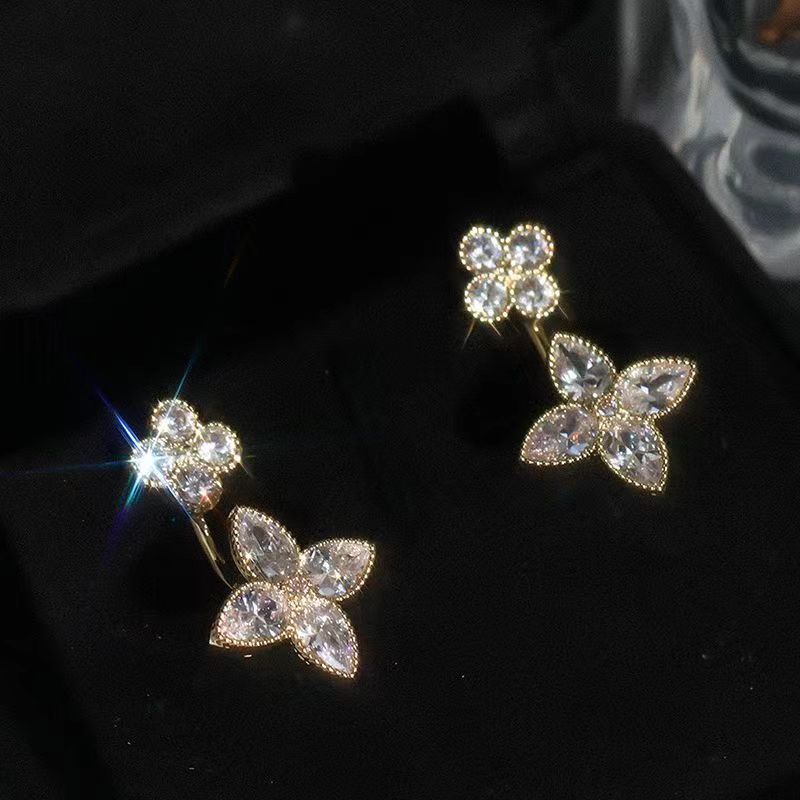 Elegant design sophisticated earrings with zircon