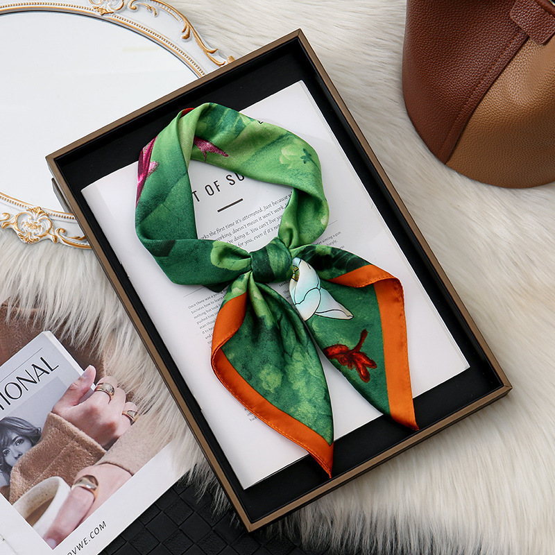 Red coreana de Internet todo fósforo moda floral 70 bufanda cuadrada de seda de imitación bufanda bufanda de seda de punta de onda de sentido de alta calidad bufanda de seda para el cuello al por mayor