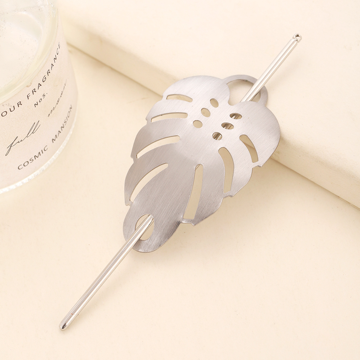 Nueva aleación brillante para mujeres accesorios de cabello metal hueco hojas de dibujo de cabello hojas de cabello cruzado al por mayor spot