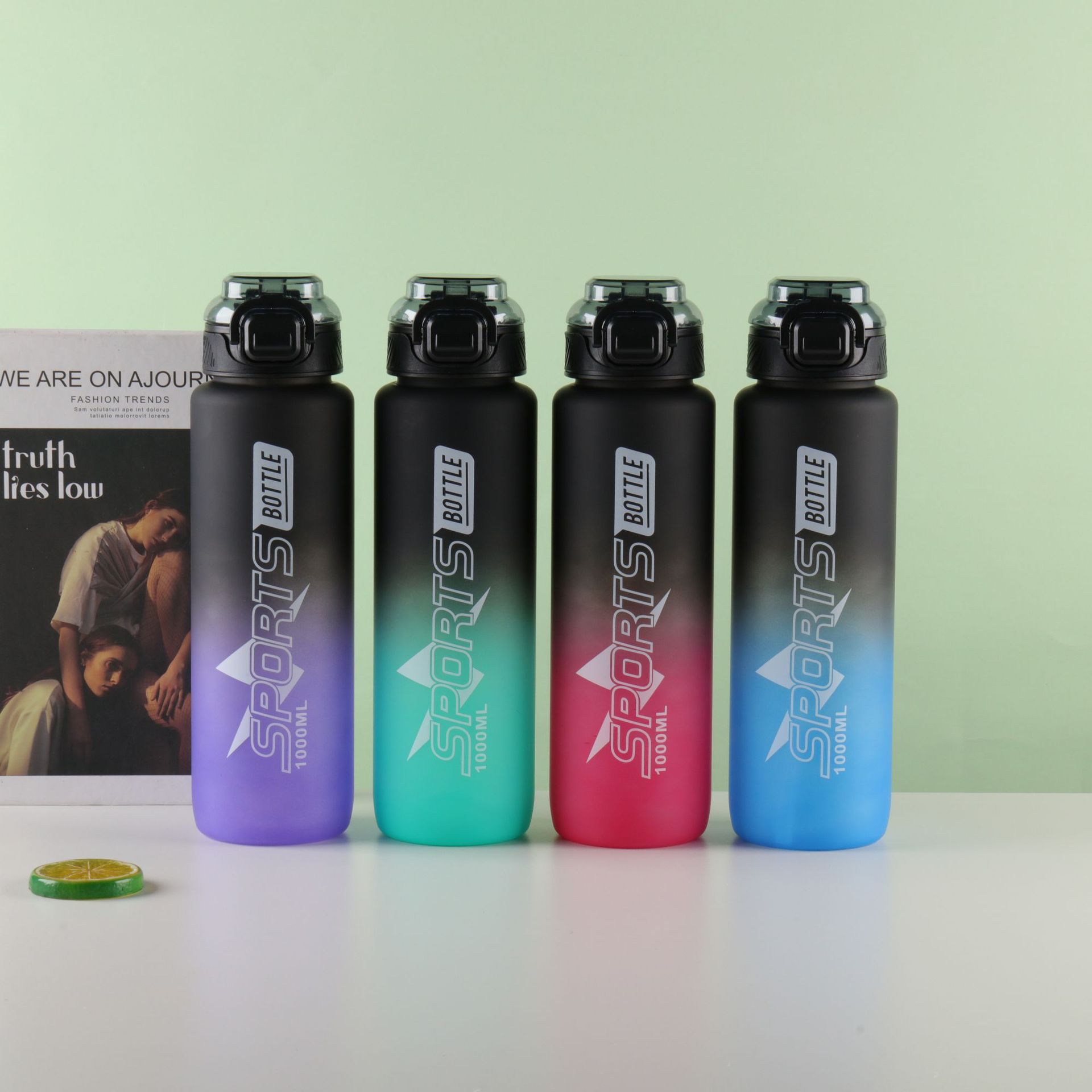 Taza de plástico esmerilado con efecto gradiente, nueva tapa flip para beber directamente, capacidades de 1000ml/800ml, con correa para mano y cubierta de rebote, ideal para actividades al aire libre.