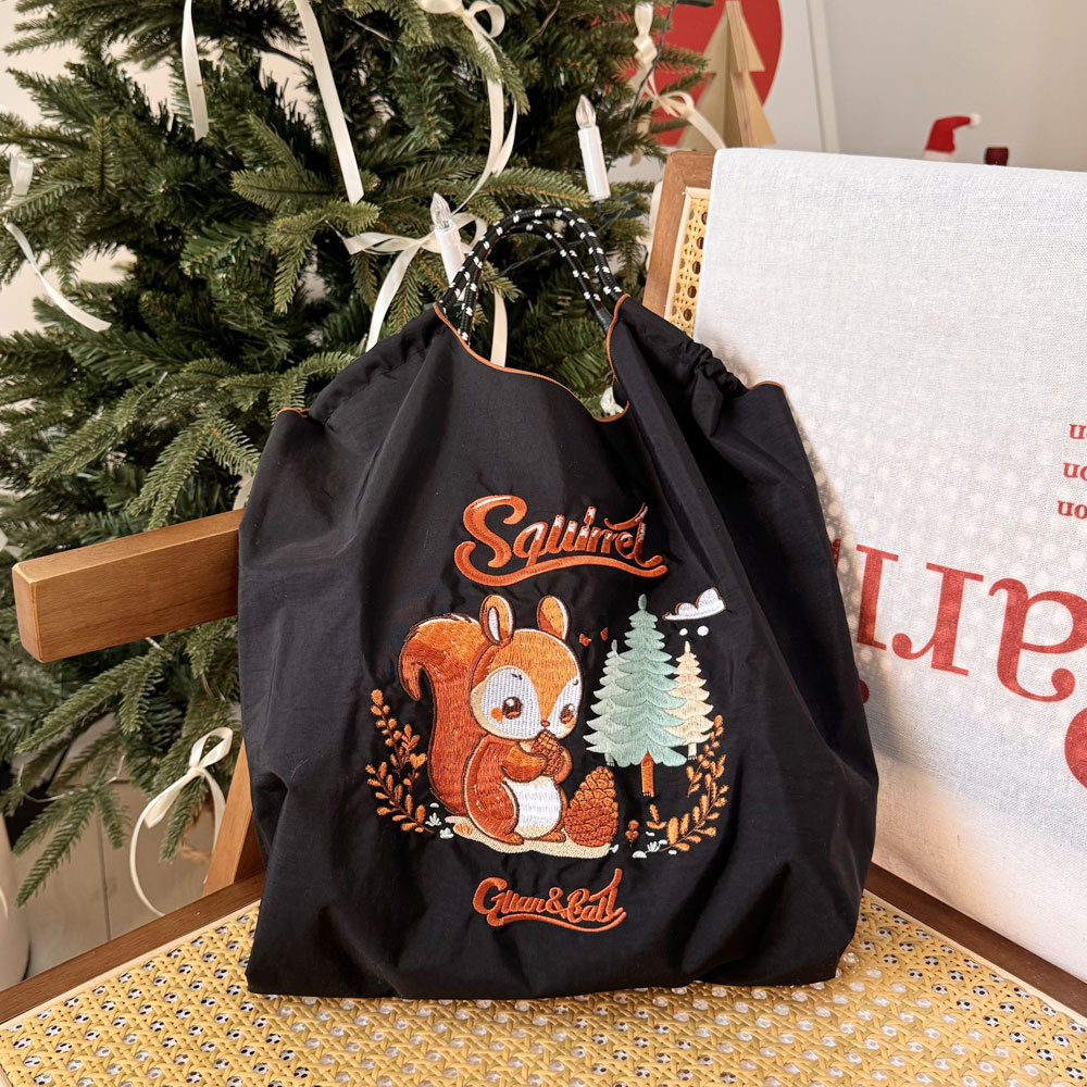 검은 다람쥐 (어깨 끈없이)