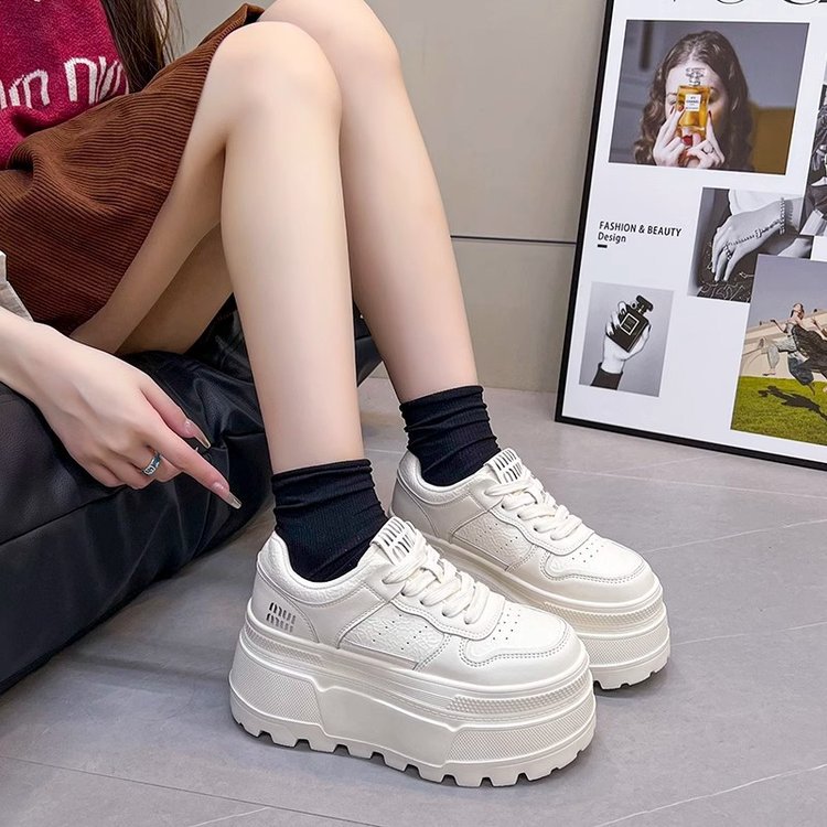 8cm de altura zapatos de suela gruesa zapatos de cuero pequeños zapatos blancos para mujeres 2025 primavera nuevos zapatos de muffins casuales cómodos zapatos de skate
