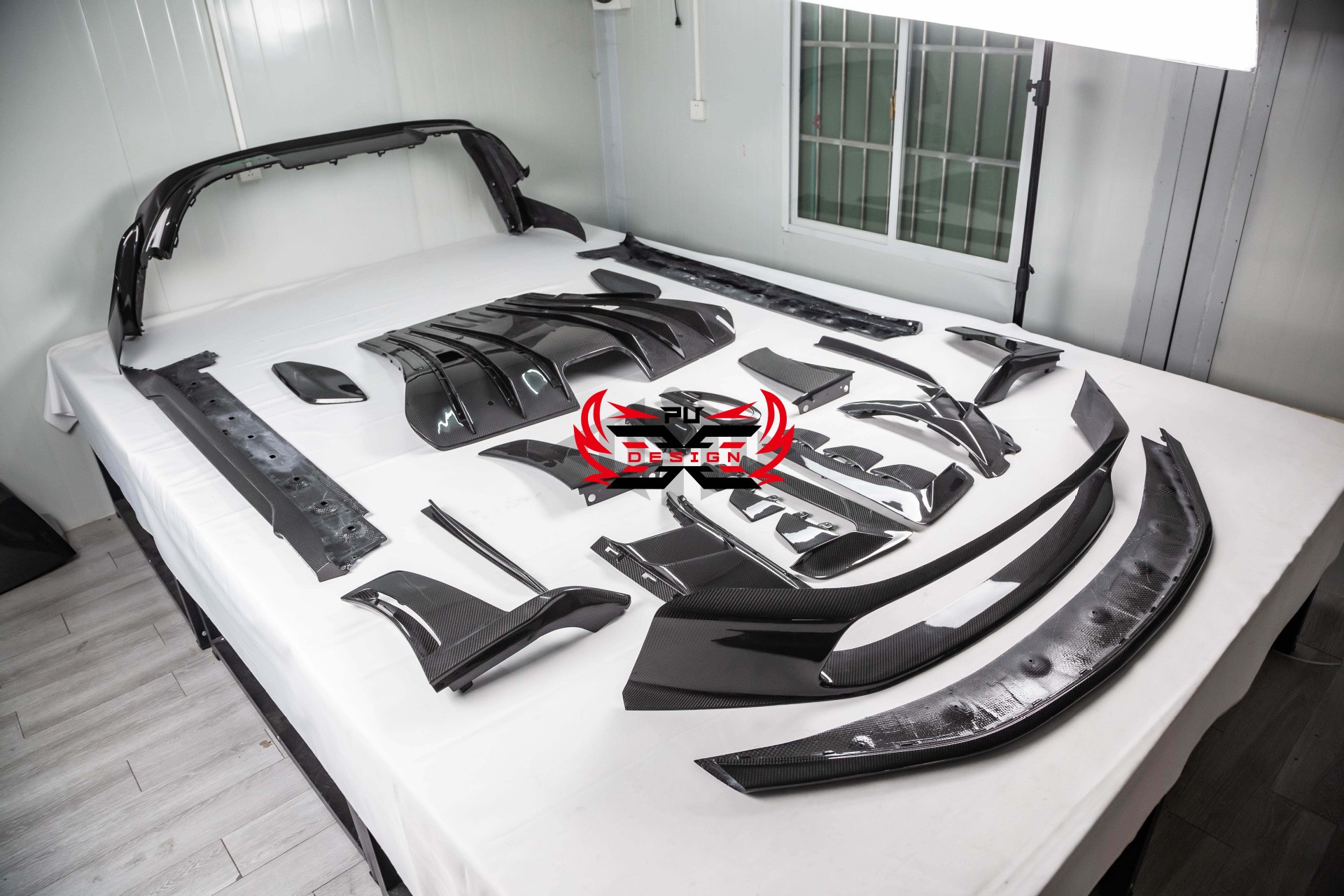 Suitable for Porsche 911 992 GT3RS original dry carbon fiber modification kit, front, middle, rear lip and side skirts