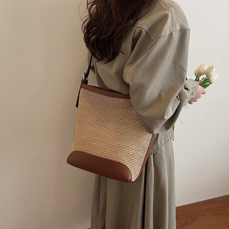 2025 verano nuevo estilo bolso tejido coreano bolso de hombro simple y versátil bolso de axila de gran capacidad bolso de cubo de tendencia de moda