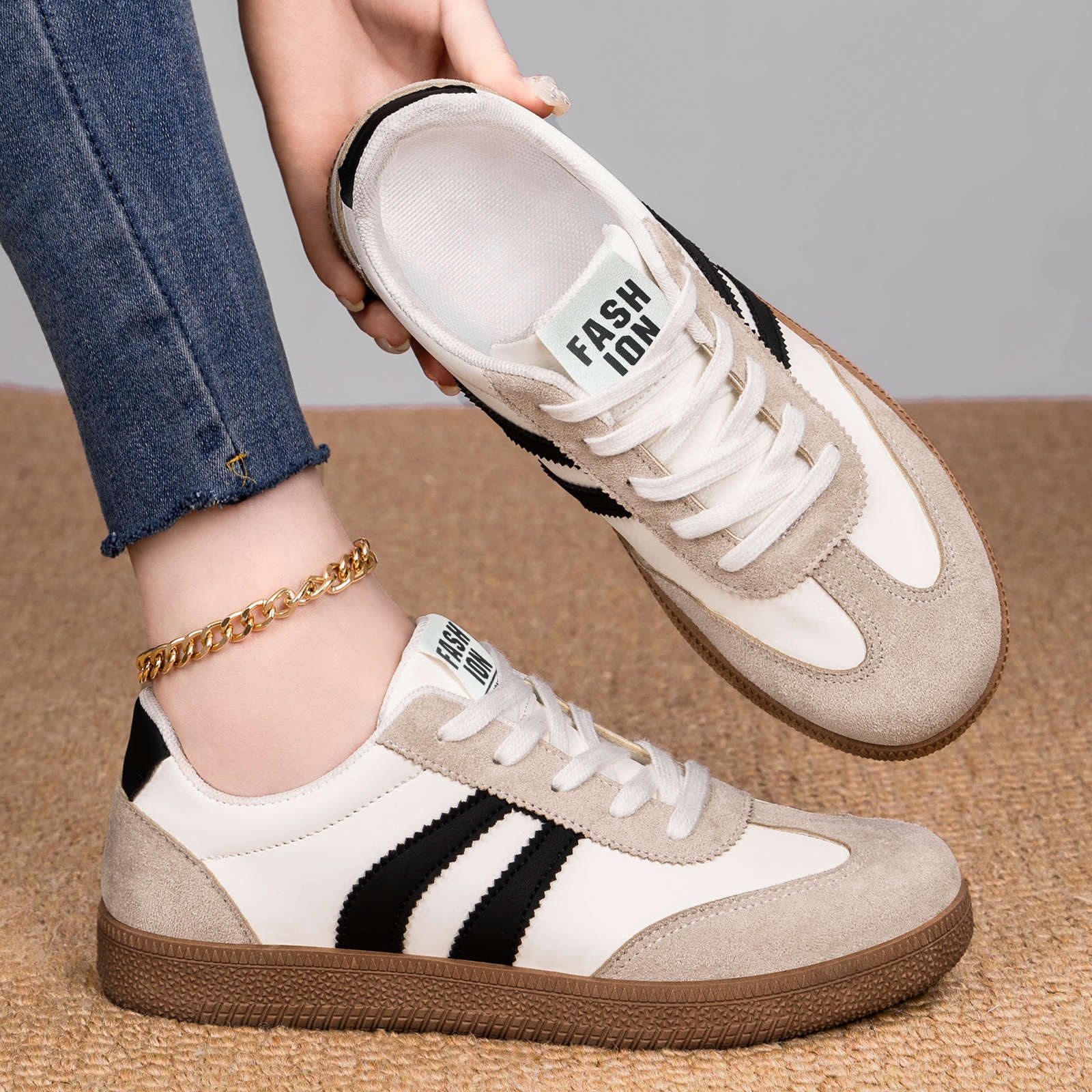 Zapatos de entrenamiento retro de primavera de mujeres nuevos zapatos de skate casuales a rayas de color combinados con zapatos de estudiante suaves al por mayor